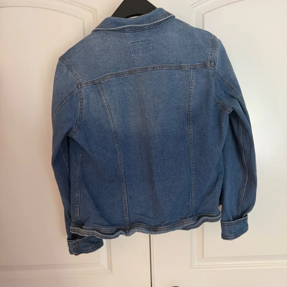 Universal Thread Womens Denim Jacket Medium Wash Blue Jean Trucker Coat Size M - Picture 3 of 3